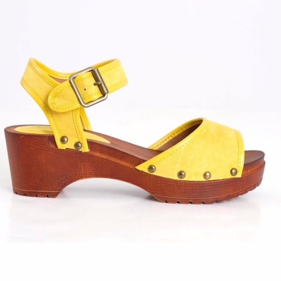 New Yellow Suede Studded Clogs Sz 5-10 NIB - Picture 2 of 3